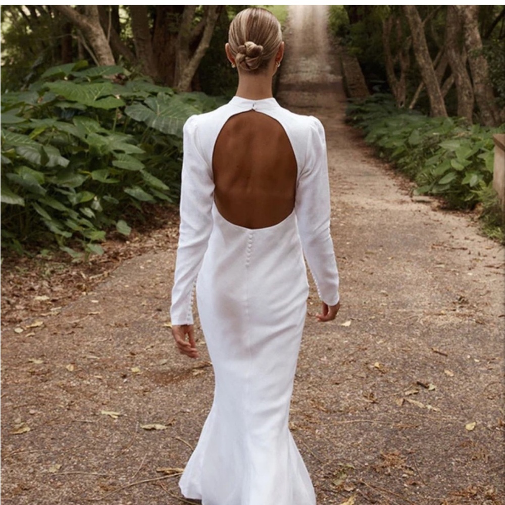DISSH White Turtleneck Bishop Sleeve Bridal Gown
